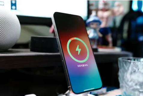 吉阳镇苹果15换屏服务分享用什么充电器给iPhone15充电更好 